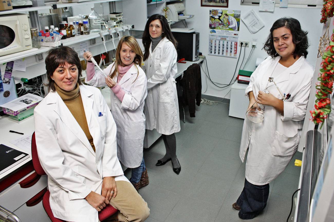 Investigadores de la Universidad de Huelva en el laboratorio