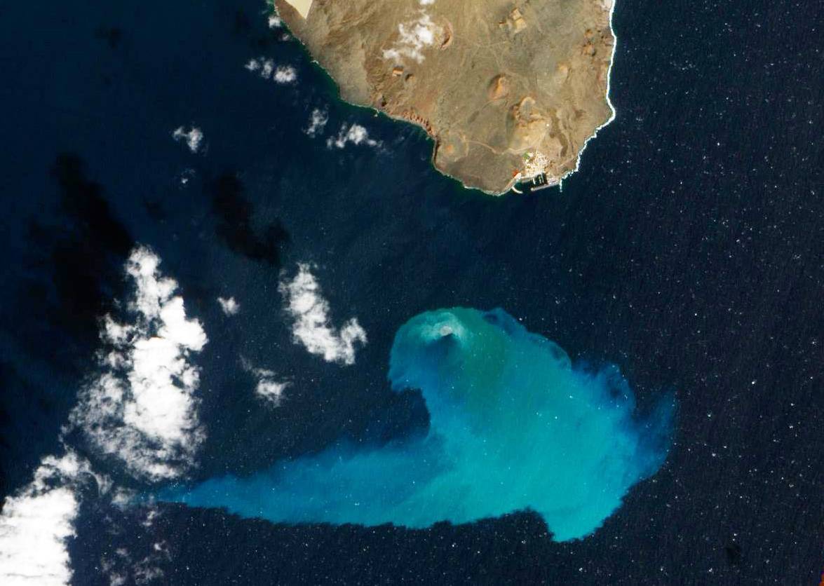 Fotografía de la erupción volcánica de El Hierro tomada desde el espacio. / NASA