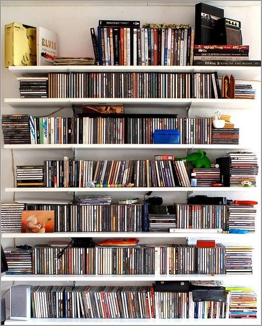 Estantería con muchos cd's de música