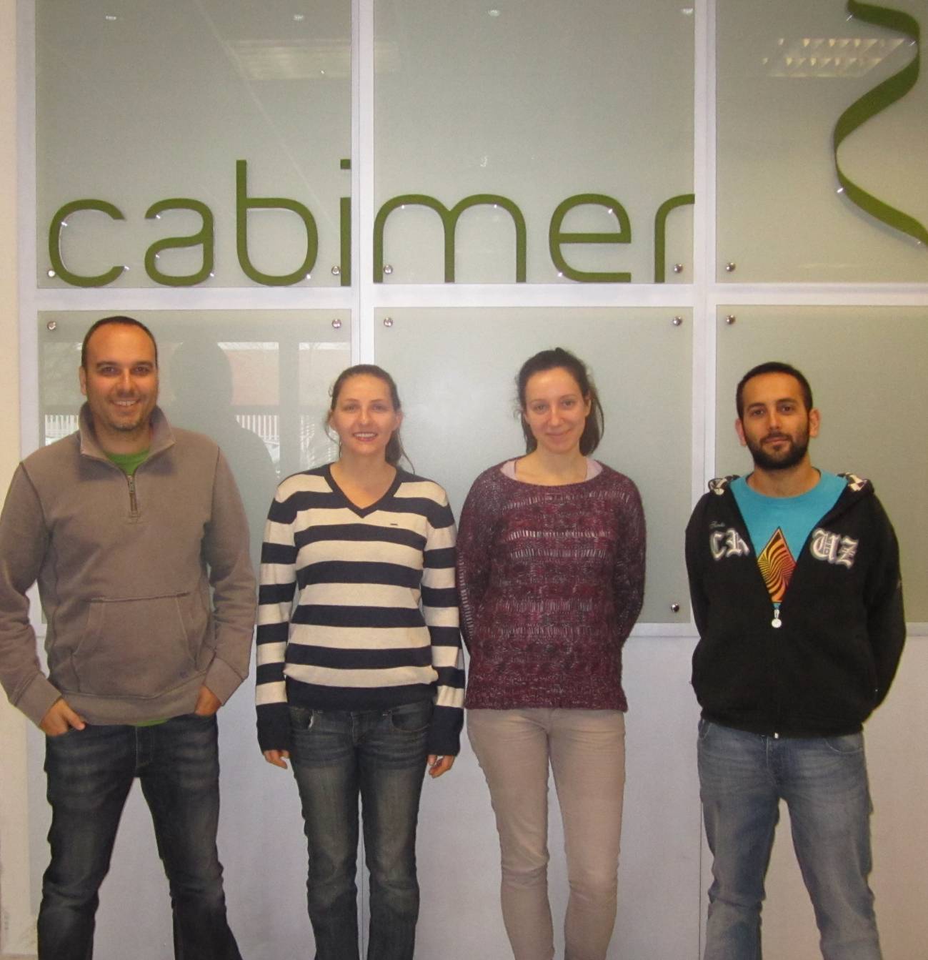 Autores del estudio en los laboratorios del CABIMER