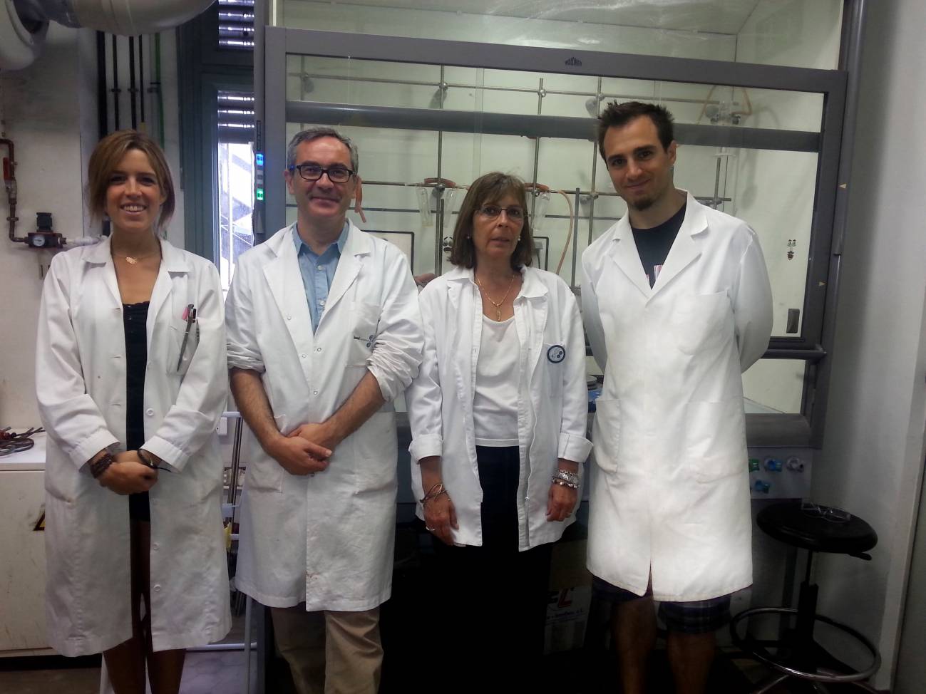 De izquierda a derecha, los investigadores Marta Barniol-Xicota, Dr. Santiago Vázquez, Dra. Mercè Font-Bardia y Matías Rey en la Facultad de Farmacia de la Universidad de Barcelona.