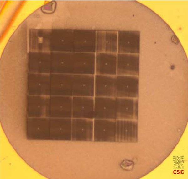  Célula solar con la superficie nanoestructurada formando un cristal fotónico. 