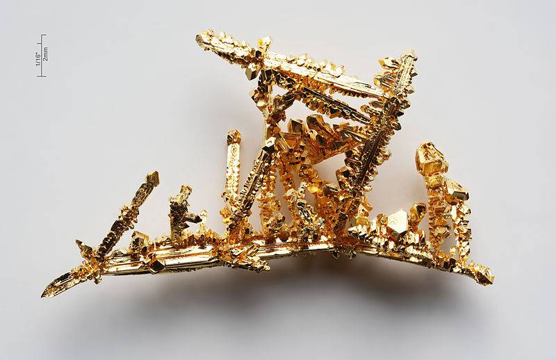 Cristales de oro. Imagen: Wikipedia