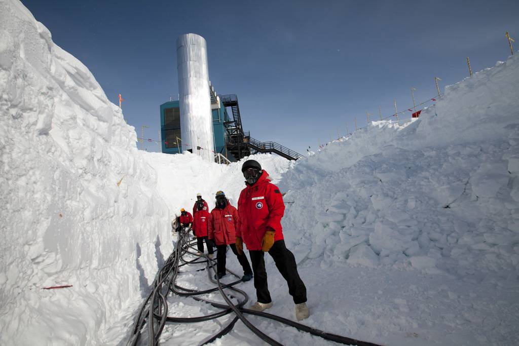 Científicos trabajan en el experimento IceCube. / Freija Descamps (NSF)
