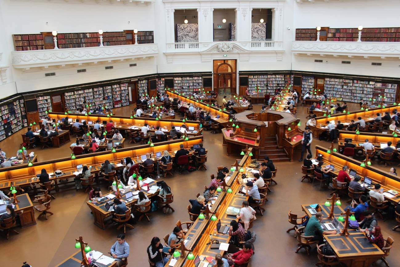 biblioteca universitaria (imagen de archivo)
