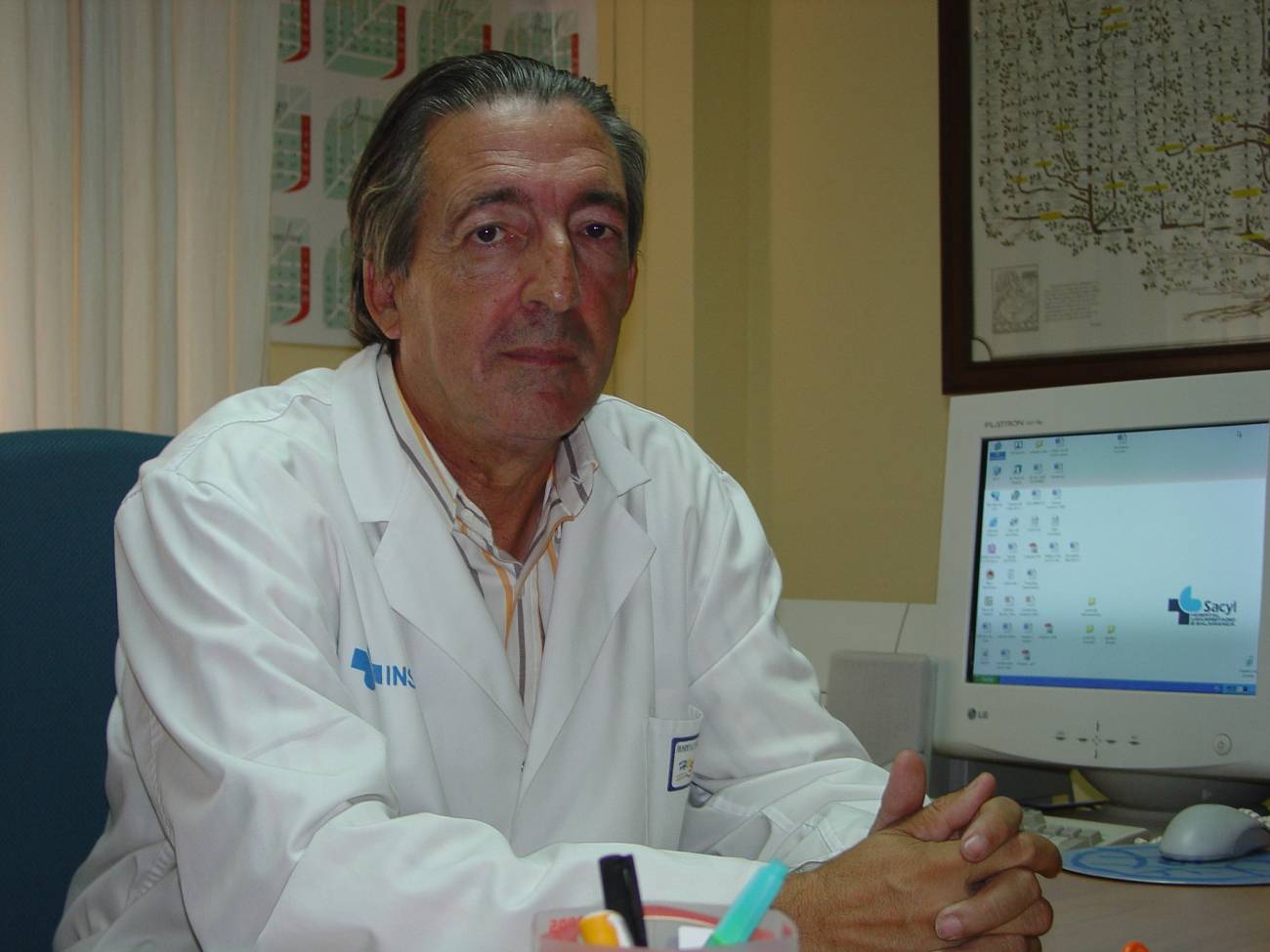 El doctor Clemente Muriel en su despacho del Hospital Clínico.