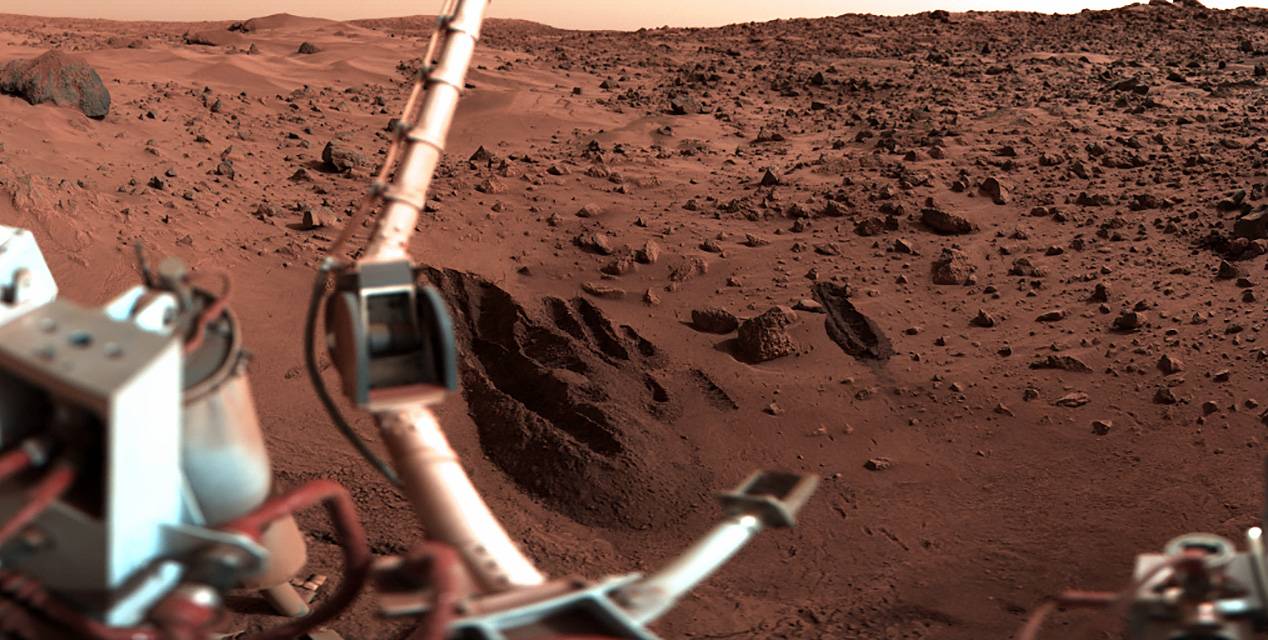 El brazo de muestreo del módulo de aterrizaje de Viking 1 creó varias zanjas en la superficie marciana para realizar experimentos sobre su composición y. / NASA Viking image archive/Van der Hoorn
