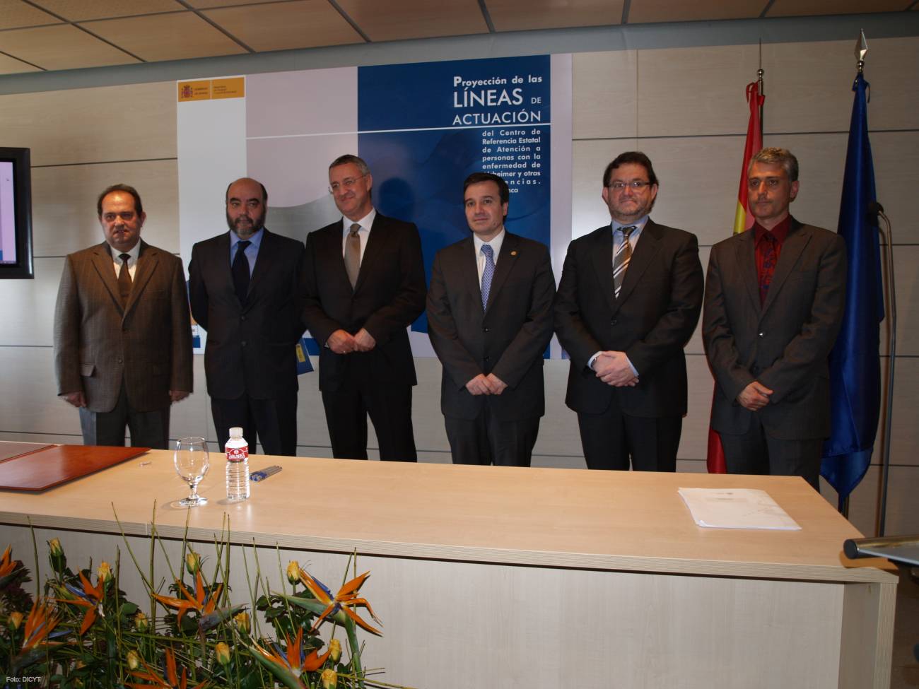 De izquierda a derecha, Marceliano Arranz, Alfonso Gracia, Jesús Caldera, José Ramón Alonso, Emilio Marmaneu y Rubén Muñiz, firmantes de los convenios.
