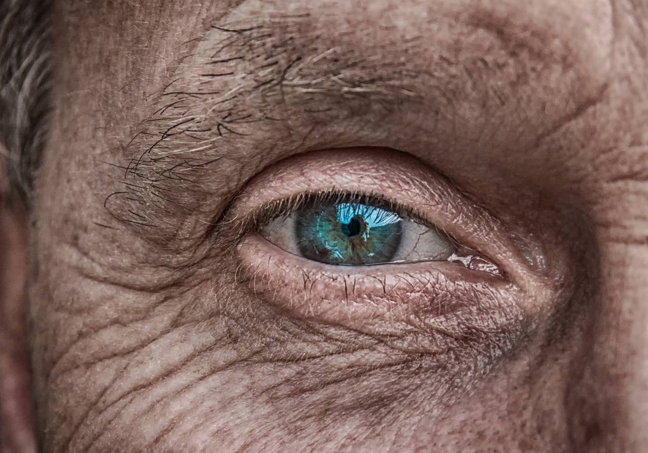 ojo de un hombre mayor