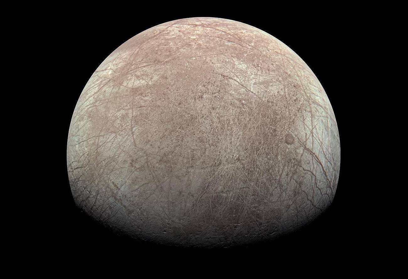La gélida luna Europa de Júpiter captada en 2022 por la sonda Juno de la NASA. / NASA/JPL-Caltech/SwRI/MSSS Image processing: Kevin M. Gill