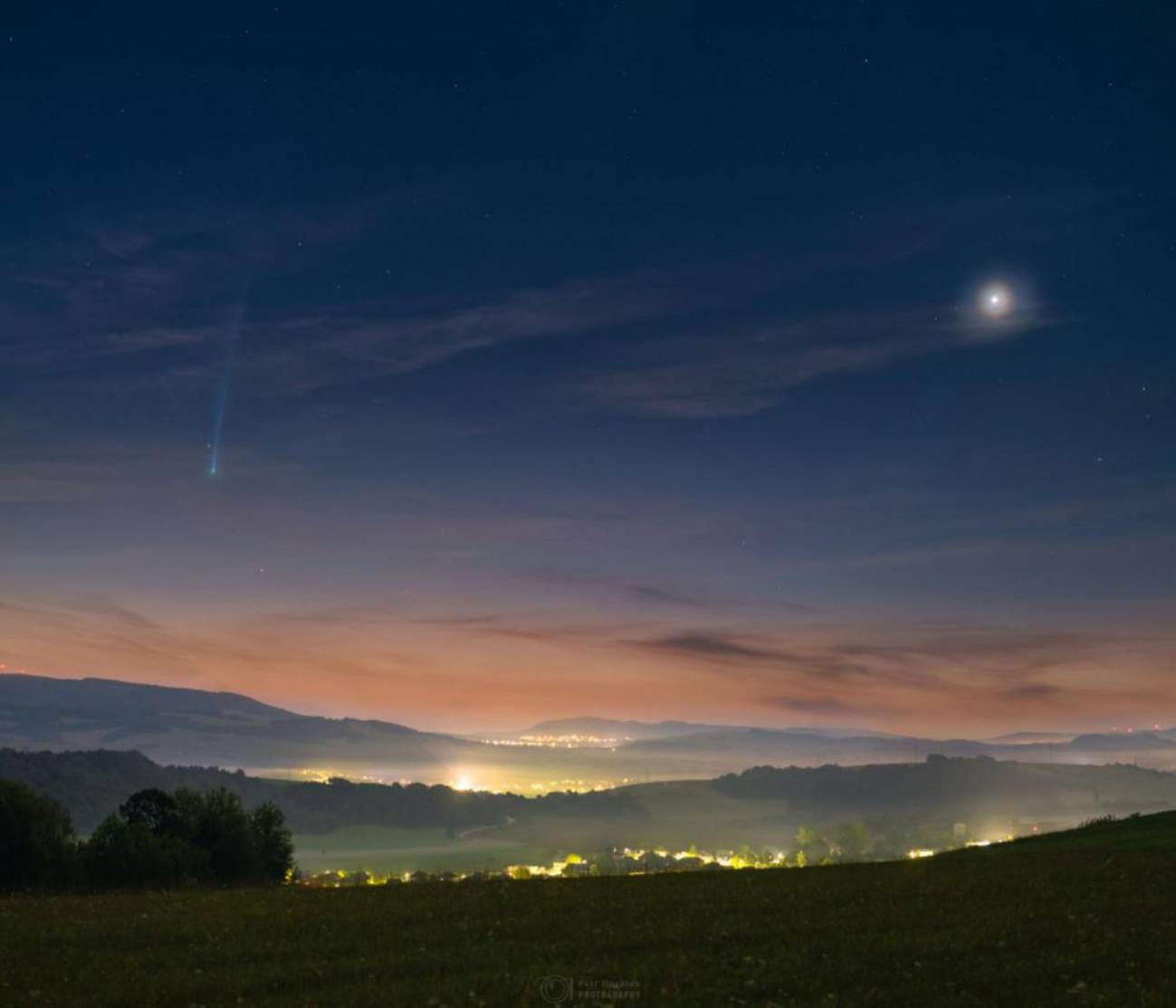 Imagen difundida por la NASA del cometa Nishimura o C/2023 P1 (luz de la izquierda, y a la derecha la del planeta Venus). / Petr Horálek / Institute of Physics in Opava