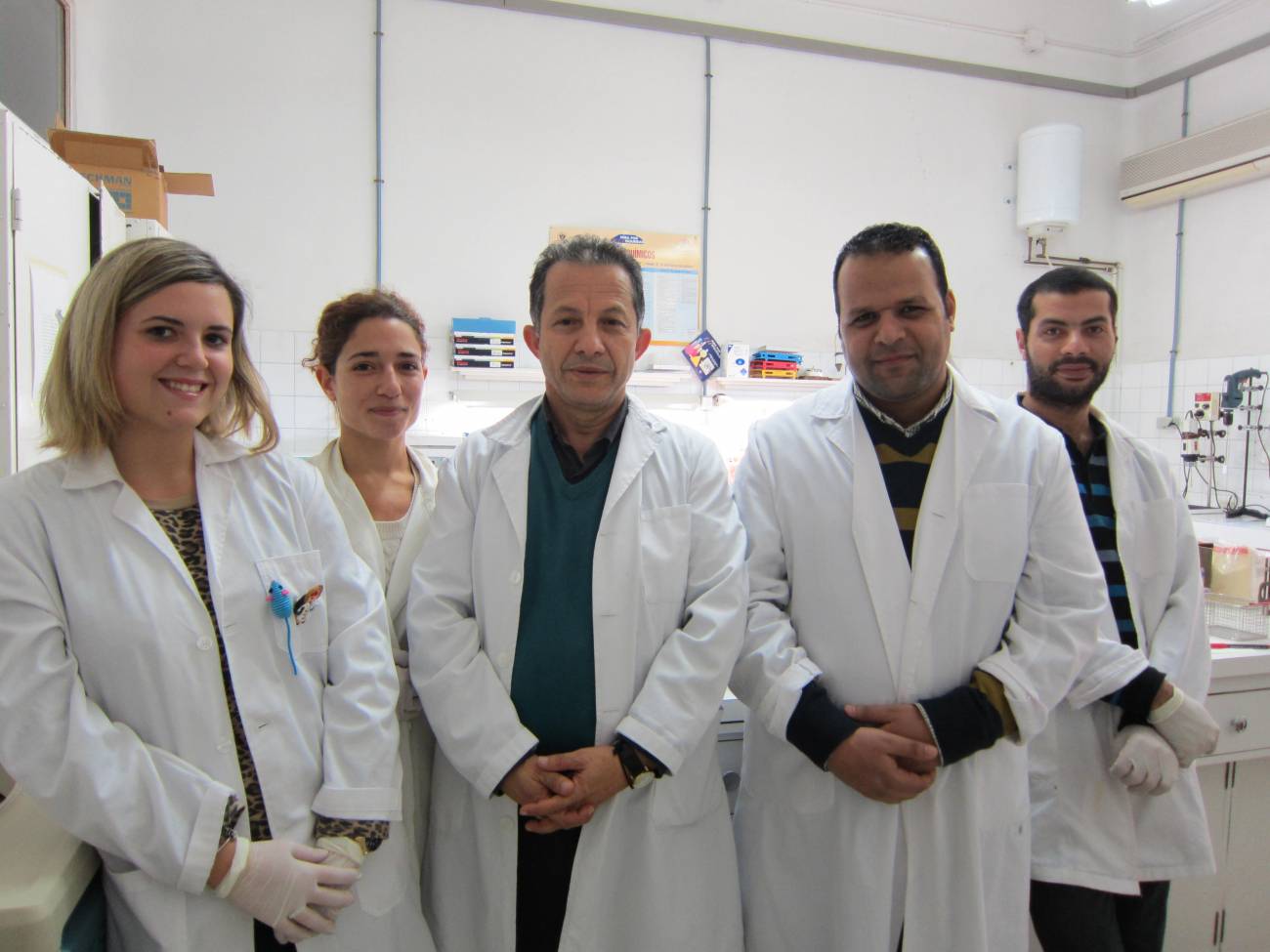 El profesor Ahmad Agil, del departamento de Farmacología de la UGR, y su equipo de investigación. 