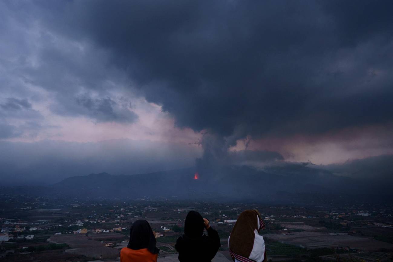 Personas observan el volcán canario