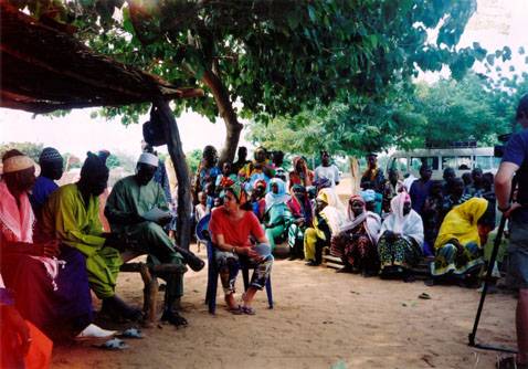 Adriana Kaplan en un consejo de ancianos en Gambia (autor: Sebastian Risler)
