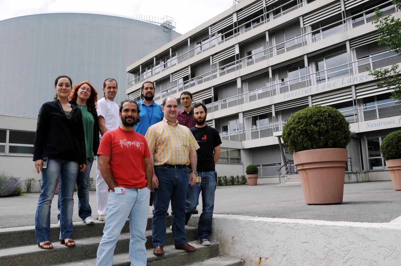 Científicos del ICMA en Grenoble a la entrada del ILL.