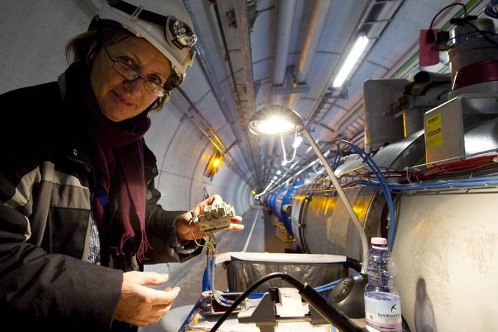 Trabajos en el nuevo sistema de protección de templado de acero del LHC.