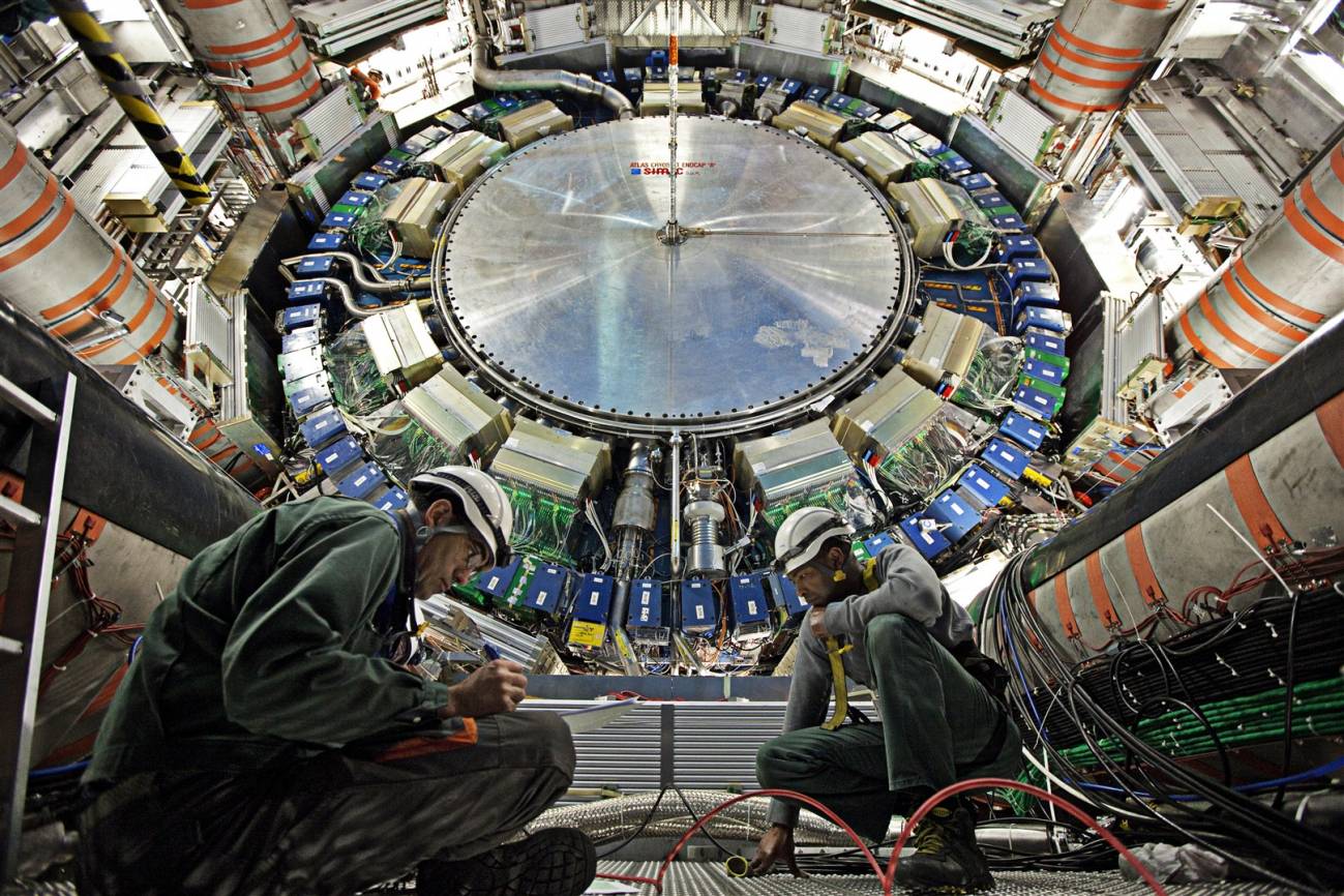 Ingenieros trabajando en el detector ATLAS del LHC. Foto: CERN.