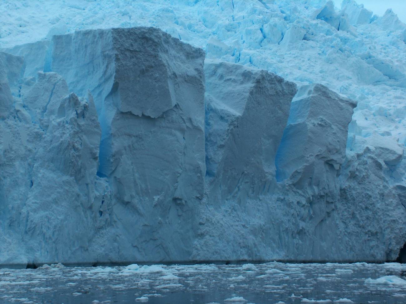 Corte en la capa de hielo antártica / Apcbg. 