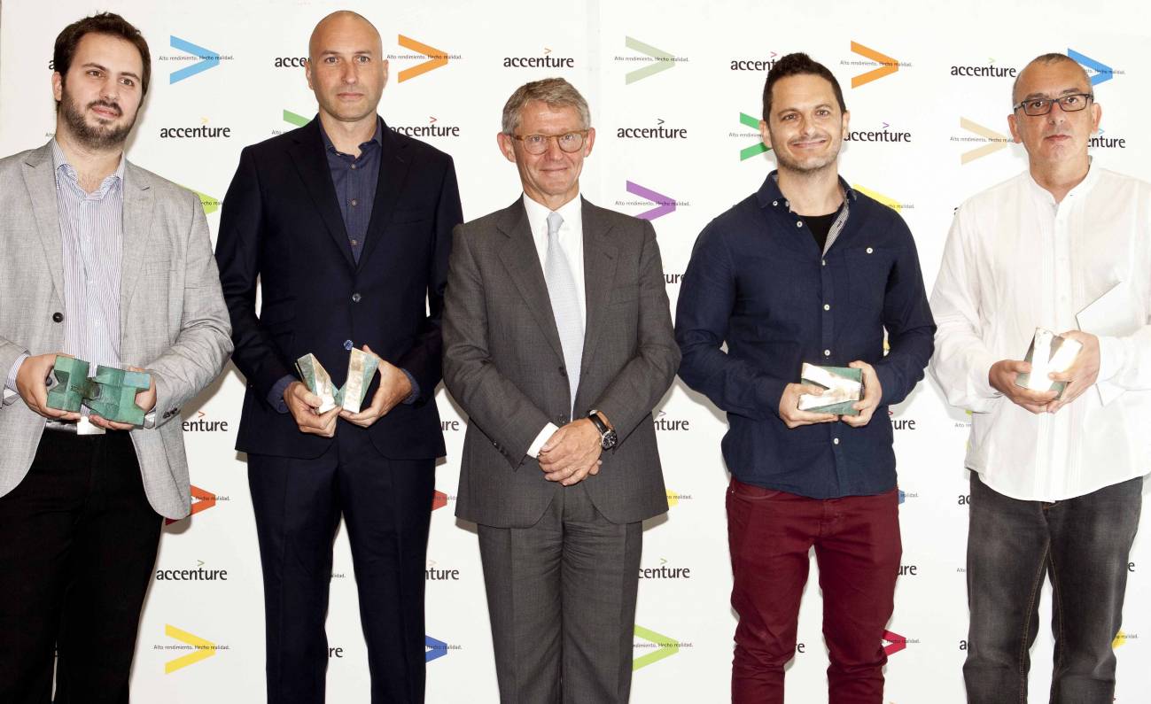 Los premiados, junto al presidente de Accenture, Vicente Moreno. / Accenture