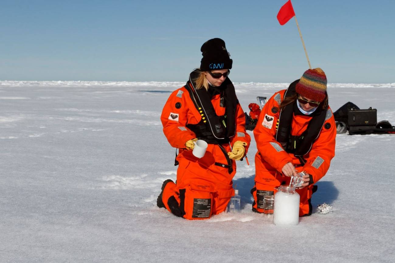 Científicas recogiendo muestras en el Ártico
