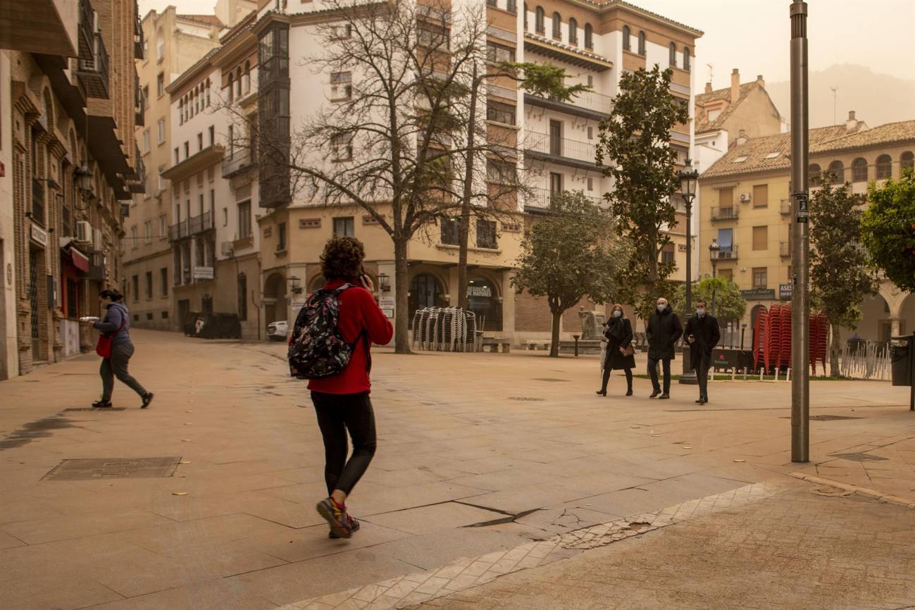 Una plaza de la ciudad de Jaén cubierta de polvo