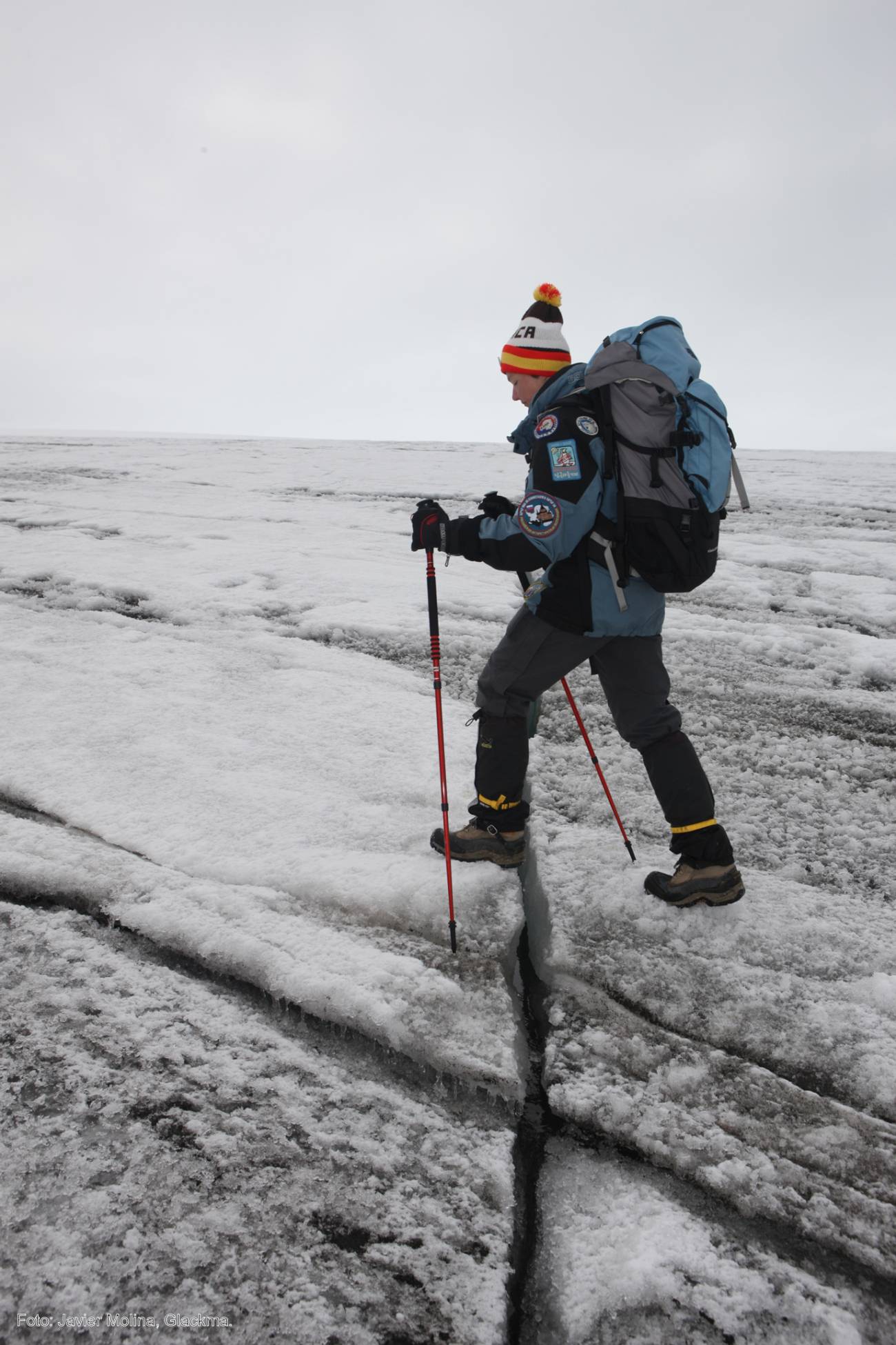 Carmen Domínguez avanza entre las nueavs grietas generadas en el Domo Menor del casquete glaciar Collins, en la Antártida, en una imagen de Javier Molina, de Glackma.