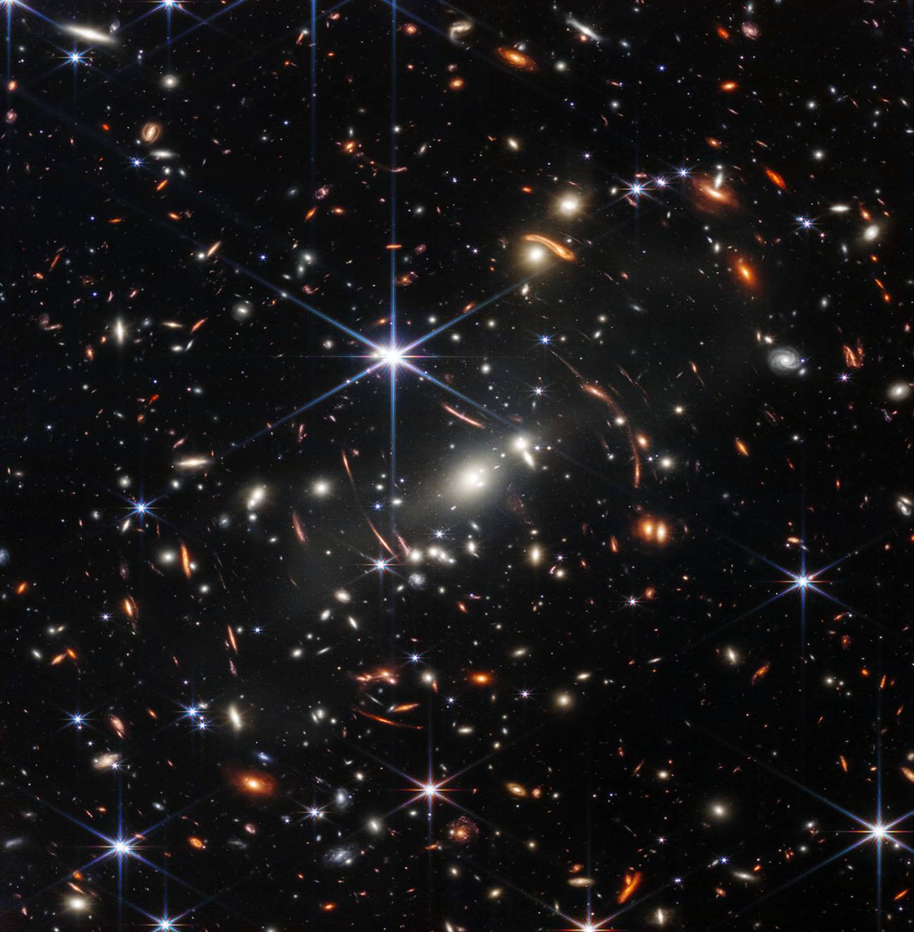 Imagen del cúmulo de galaxias SMACS 0723, la primera imagen a todo color ofrecida por el Webb