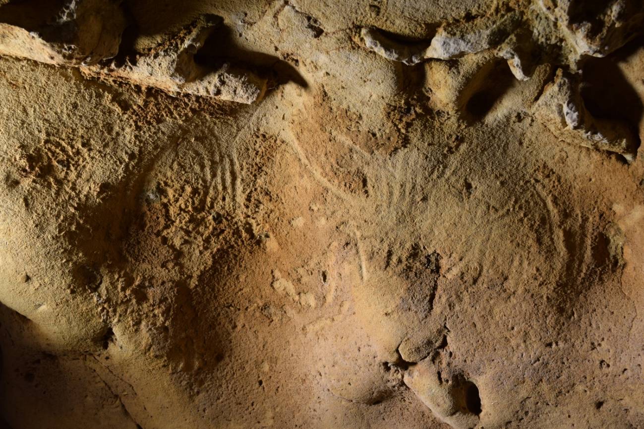 Marcas no figurativas de neandertales, en la cueva de La Roche-Cotard, en Francia, hechas por manos humanas, con formas deliberadas, organizadas e intencionadas. / Jean-Claude Marquet