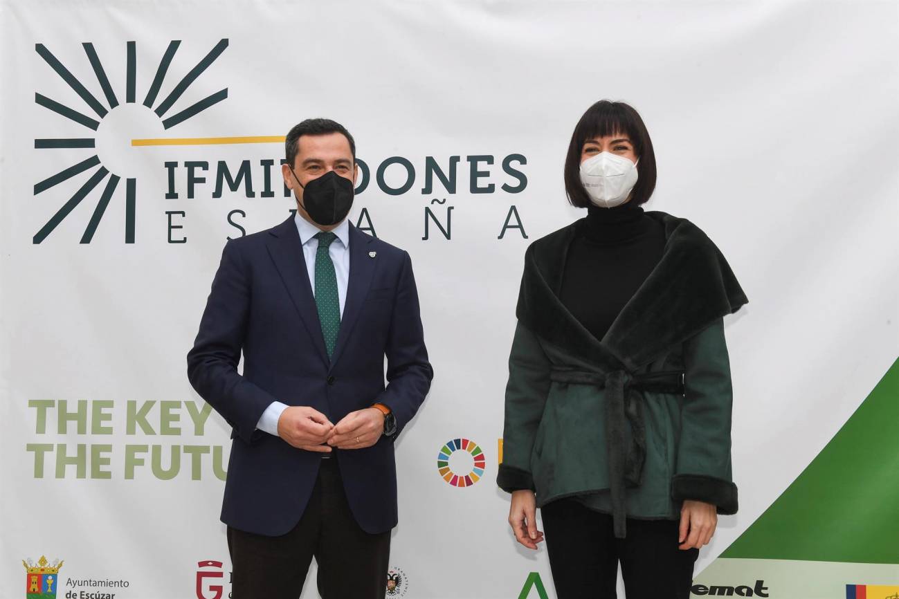 Imagen de archivo del presidente de la Junta de Andalucía, Juanma Moreno, y la ministra de Ciencia e Innovación, Diana Morant, tras la firma del convenio para el proyecto de construcción de la Infraestructura Científico-Técnica IFMIF–DONES