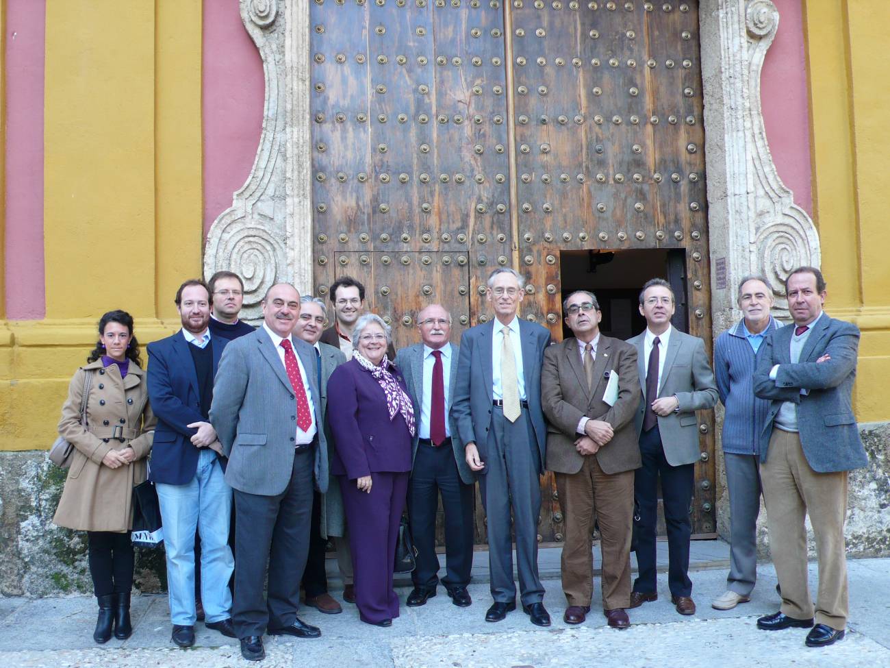 El grupo de investigación junto al profesor John H. Elliott, primera figura mundial del modernismo, con motivo de su investidura como Doctor Honoris Causa por la Universidad de Sevilla