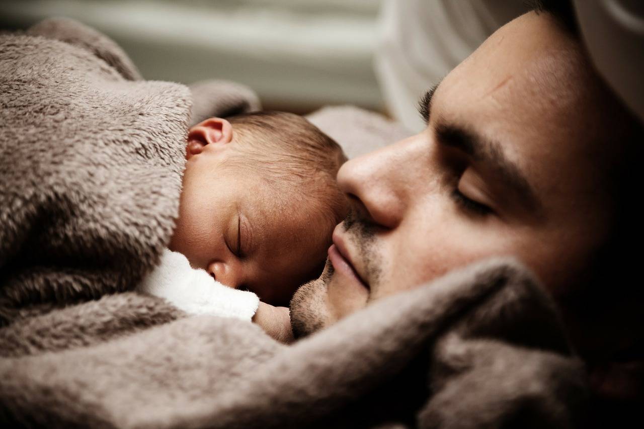 padre dormido con su bebé 