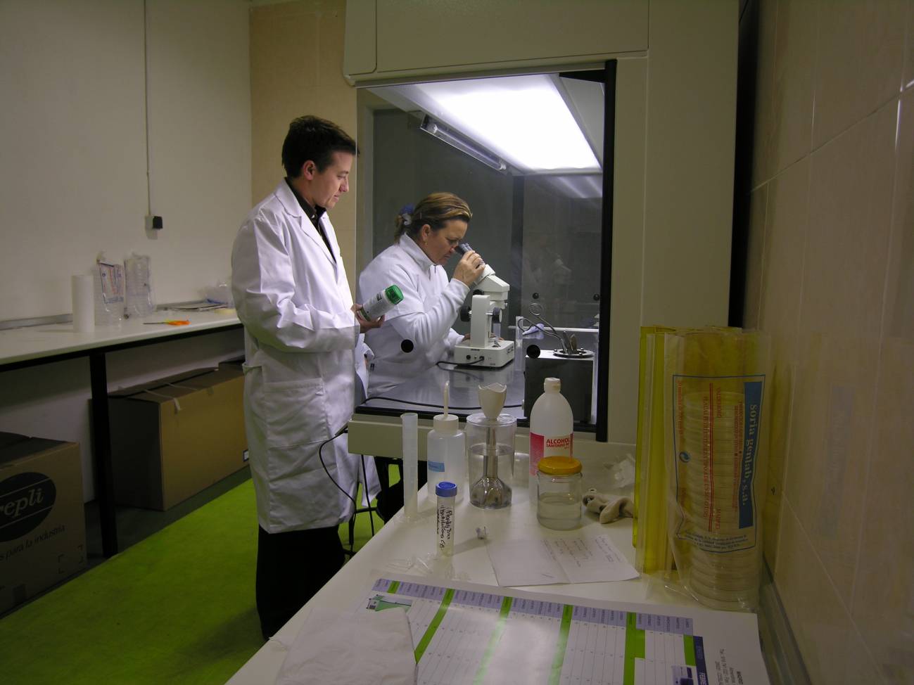 Investigadores de la Estación Experimental del Zaidín en el proyecto Mycovitro