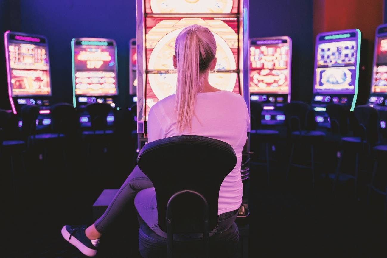 mujer en un casino