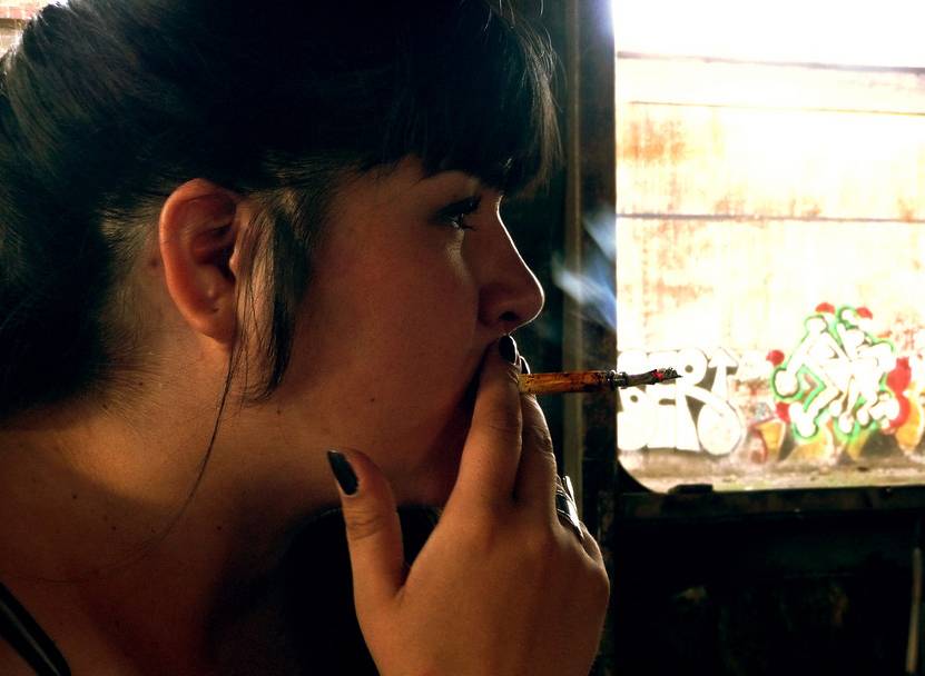 chica fumando cannabis