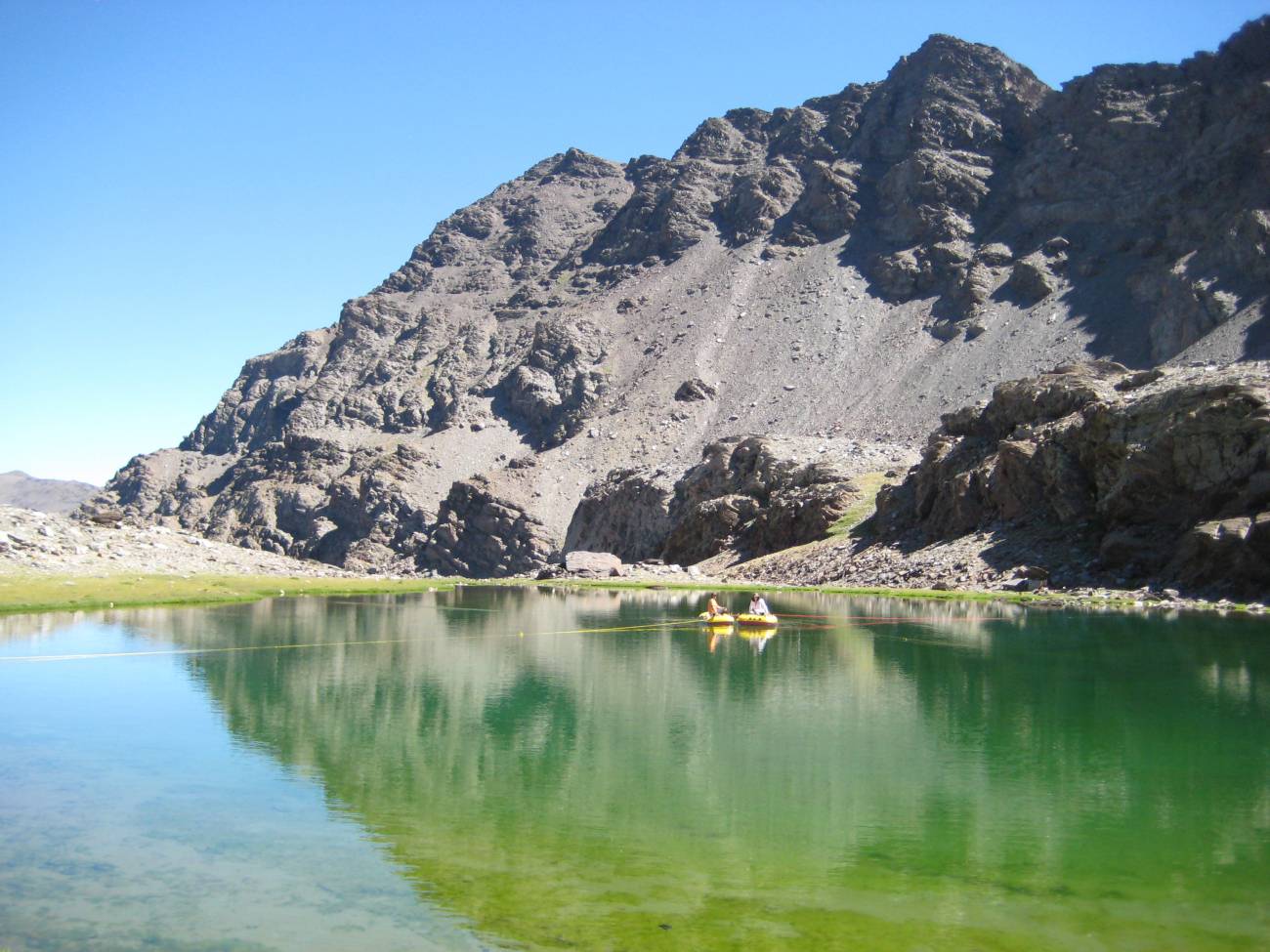 Los investigadores de la UGR recogiendo muestras en una laguna alpina de Sierra Nevada (Granada). 