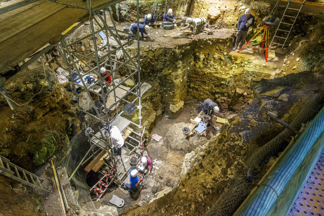 Trabajos en el yacimiento de Portalón de Cueva Mayor en Atapuerca. / EFE/ Santi Otero