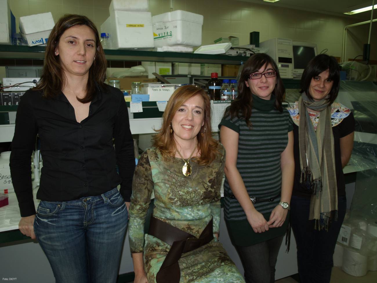 Ana Isabel Morales, segunda por la izquierda, junto a otras investigadoras de su grupo.