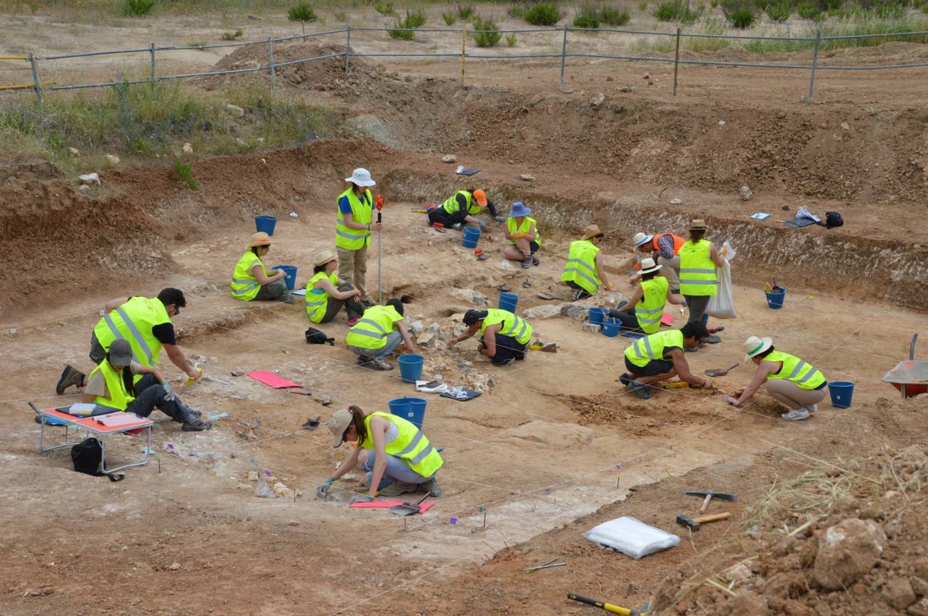 Fotografía del equipo de investigación escavando en el yacimiento de Charco Hondo 2 en Madrid
