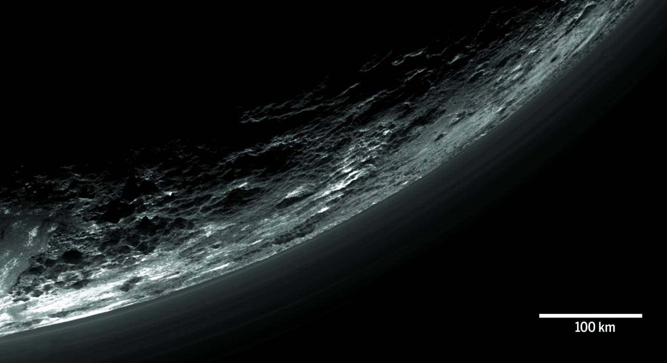 Hielo, cráteres y brumas dibujan los paisajes de Plutón y sus lunas