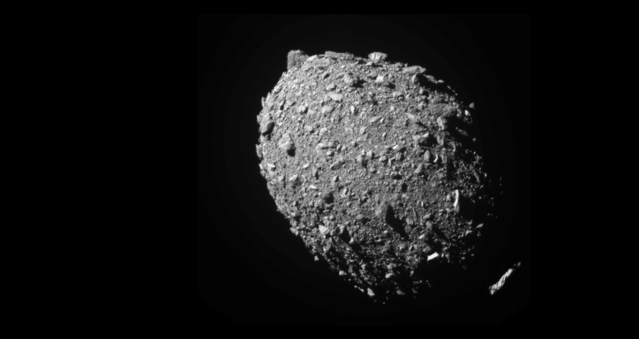 Imagen real del asteroide Dimorphos contra el que ha impactado la sonda DART