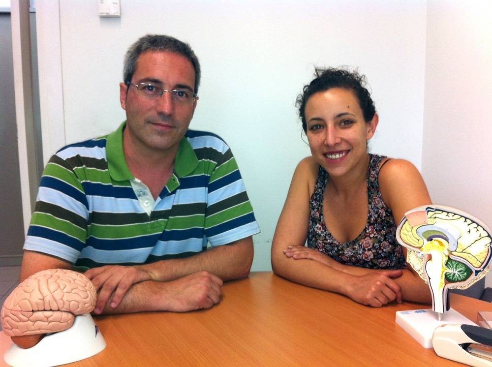 El profesor Bru Cormand y su colaboradora Cèlia Sintas, del Departamento de Genética, Microbiología y Estadística y el Instituto de Biomedicina de la Universidad de Barcelona (IBUB).