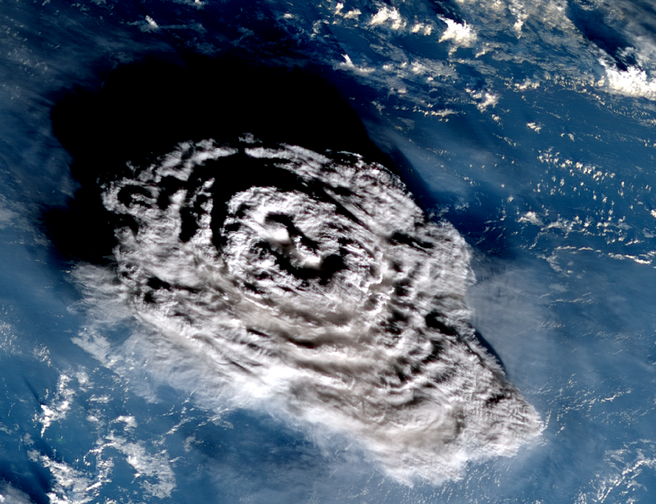 Vista ampliada de la erupción, tomada por el satélite japonés Himawari-8 a las 05:40 UTC del 15 de enero de 2022, unos 100 minutos después del inicio de la erupción. / Simon Proud / Uni Oxford, RALSpace NCEO / Agencia Meteorológica de Japón