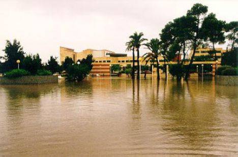 Inundación en el Campus de la Universidad de Alicante en octubre de 1982 (Archivo: Universidad de Alicante). 