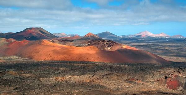 Uno de los volcanes del Parque Nacional de Timanfaya (Lanzarote), con varios conos al fondo. / Luc Viatour.