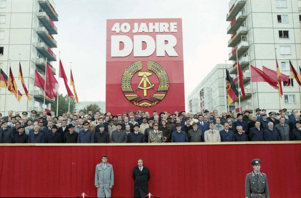 Autoridades de la RDA celebran el 40 aniversario de la creación del país. / Wikipedia