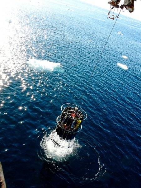 Roseta cargada con muestras de agua de mar de diferentes profundidades en el momento de ser subida al barco