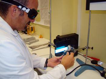 El doctor Aguilera Arjona trabaja con este espectroradiómetro para medir los efectos de la radiación UV en las muestras