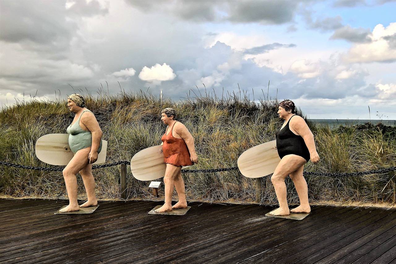 escultura de mujeres en la playa