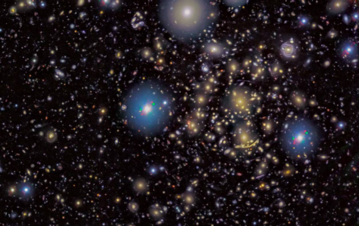 Imagen del cúmulo Abell 370, una de las regiones del cielo observadas por el proyecto SHARDS Frontier Fields. Esta imagen es la más profunda jamás tomada para detectar galaxias con líneas de emisión, que están formando estrellas activamente. / SHARDS Frontier Fields