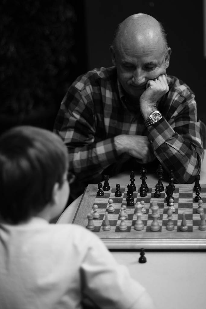 Niño y abuelo jugando al ajedrez